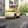 Во дворе домов №6,8 по улице Маршала Жукова ведется укладка асфальтового покрытия