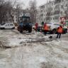 Уборка идет к вам: жилищники наводят порядок во дворах Октябрьского района