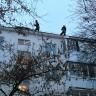 В Орджоникидзевском районе ведется усиленная очистка кровель от снега и наледи