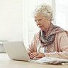Работающим пенсионерам старше 65 лет оформят третий больничный из-за пандемии