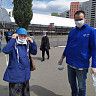 Социальная акция #Явмаске продолжается: волонтеры Октябрьского района раздают жителям маски