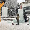 В Советском районе продолжаются работы по строительству ледовых городков и оформлению новогодних украшений