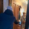 В рамках акции #НАШАЗАБОТА волонтеры продолжают раздавать медицинские маски