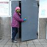 В Кировском районе продолжается санитарная обработка подъездов многоквартирных домов