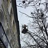 В Кировском районе г. Уфы ведутся работы по удалению снежных глыб и наледи с крыш зданий
