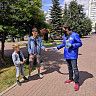 Волонтёры Кировского района г. Уфы раздают памятки жителям по профилактике наркомании